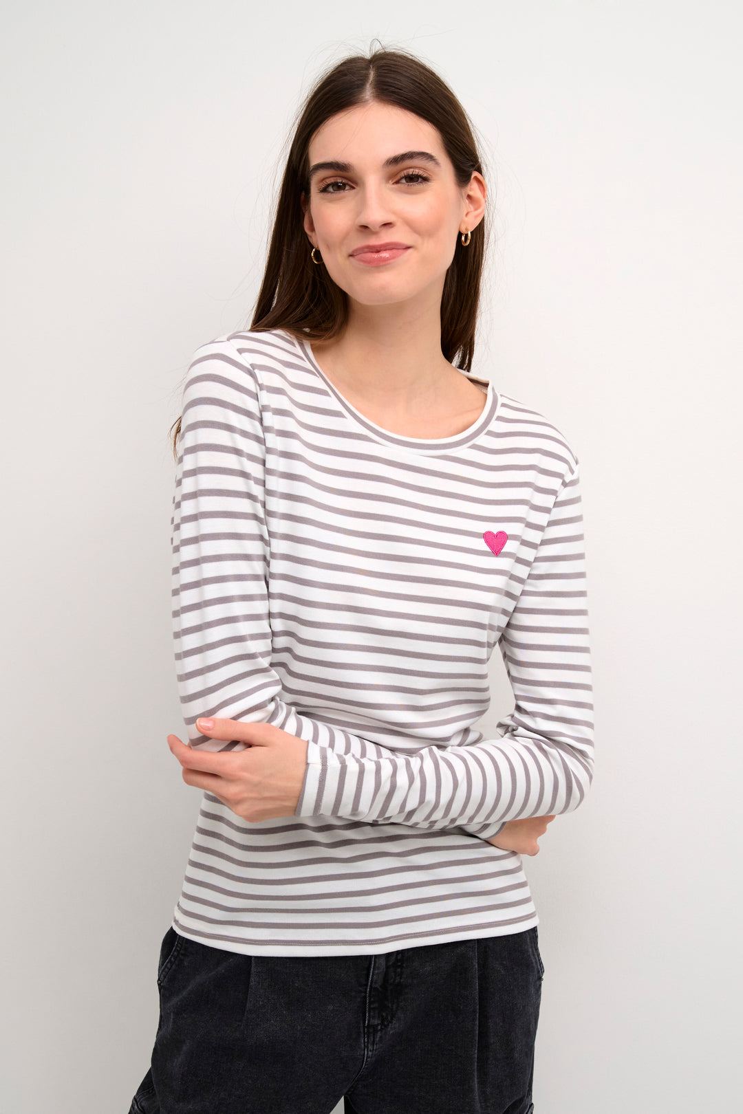 Pull à rayures et broderie de coeur