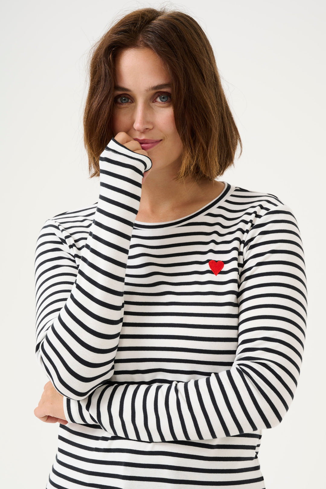 Pull à rayures et broderie de coeur