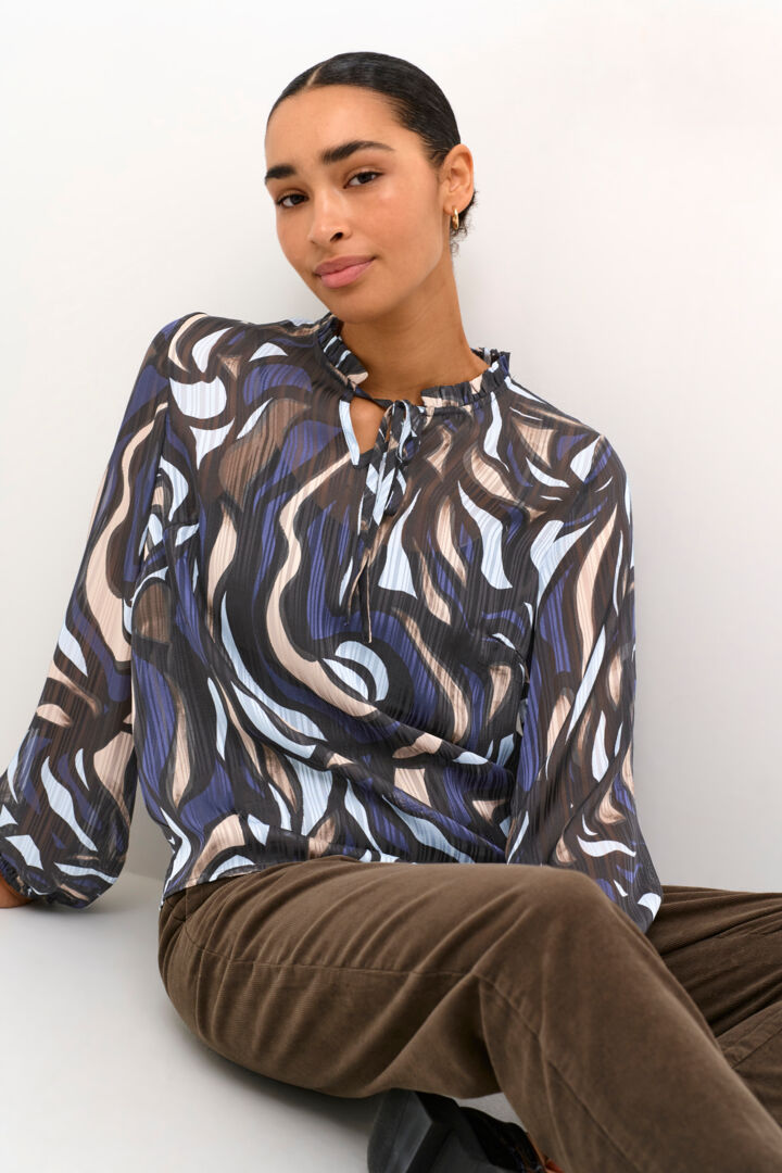 Blouse avec col mao et motifs en serpentins