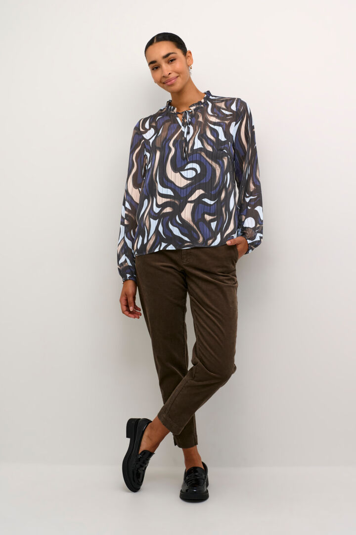 Blouse avec col mao et motifs en serpentins