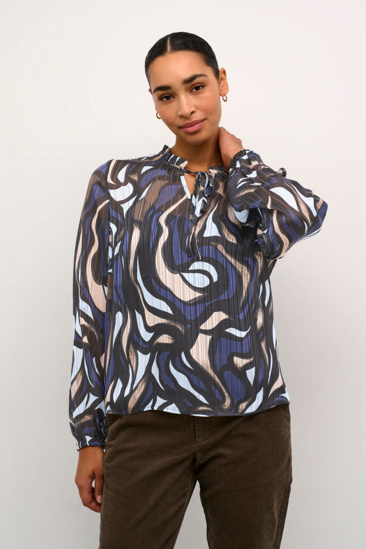 Blouse avec col mao et motifs en serpentins