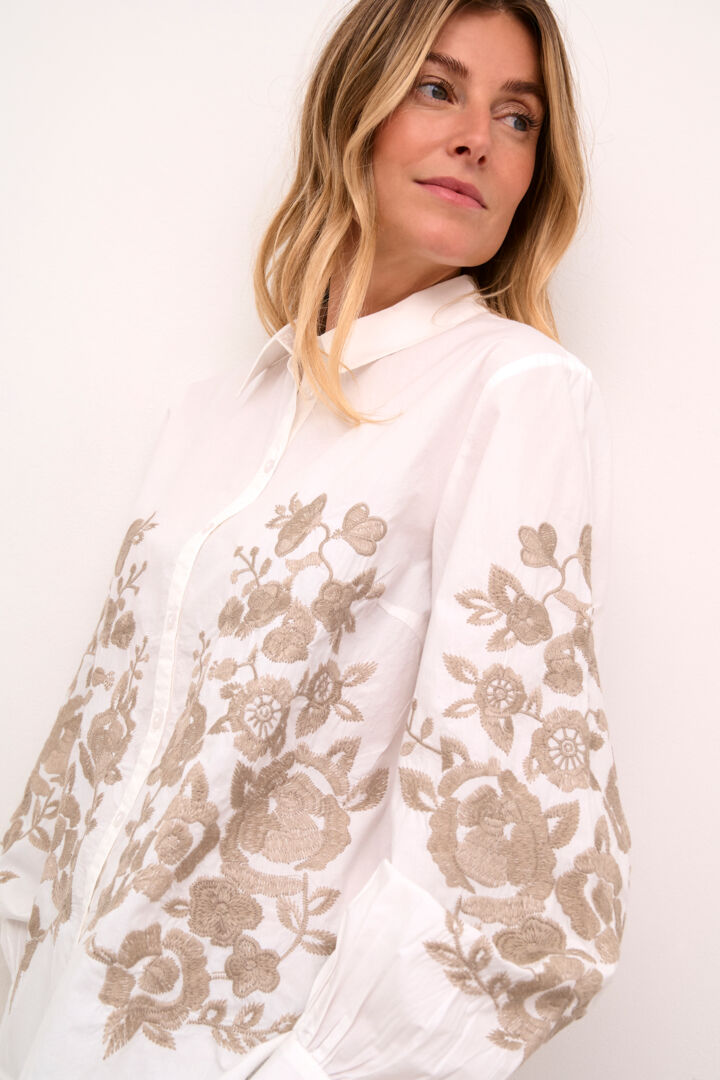 Blouse avec fleurs brodées