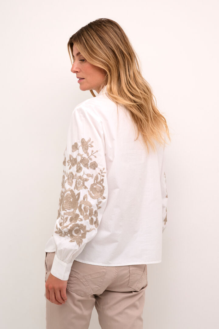 Blouse avec fleurs brodées