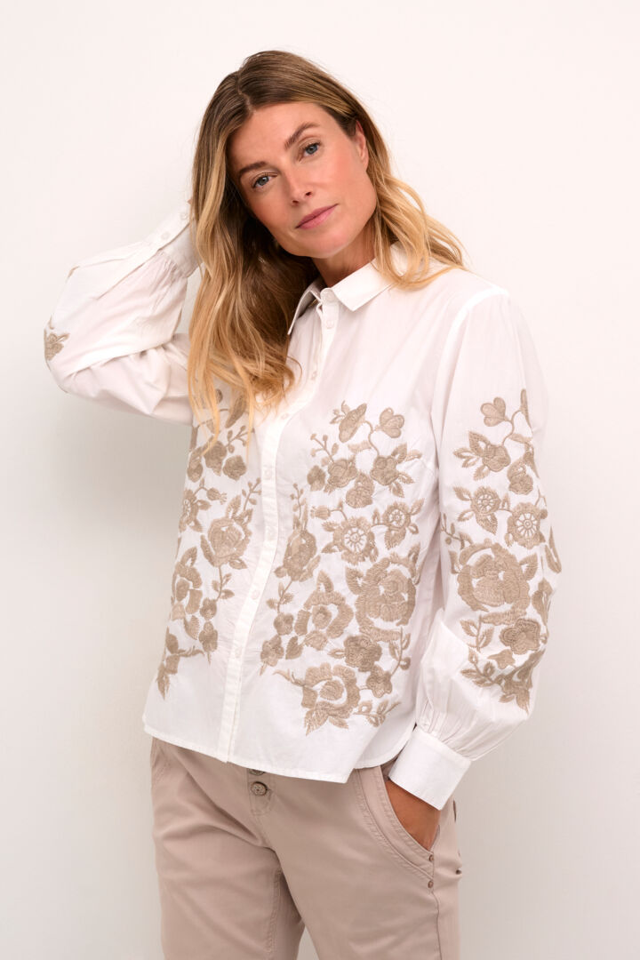 Blouse avec fleurs brodées