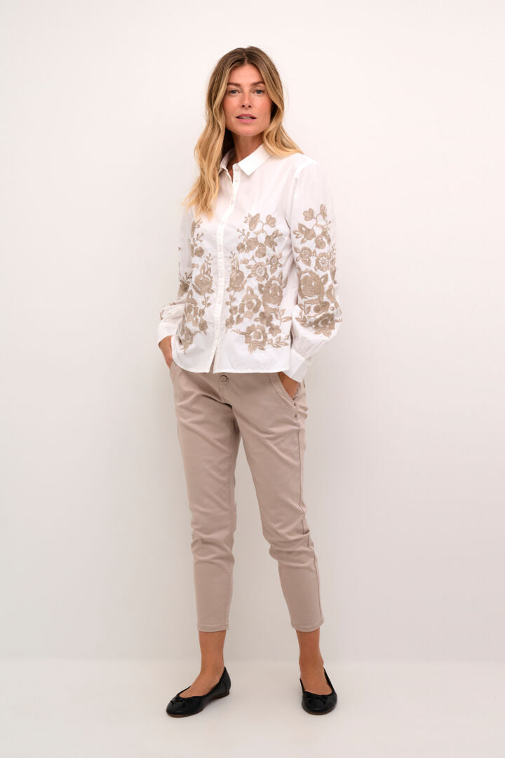 Blouse avec fleurs brodées