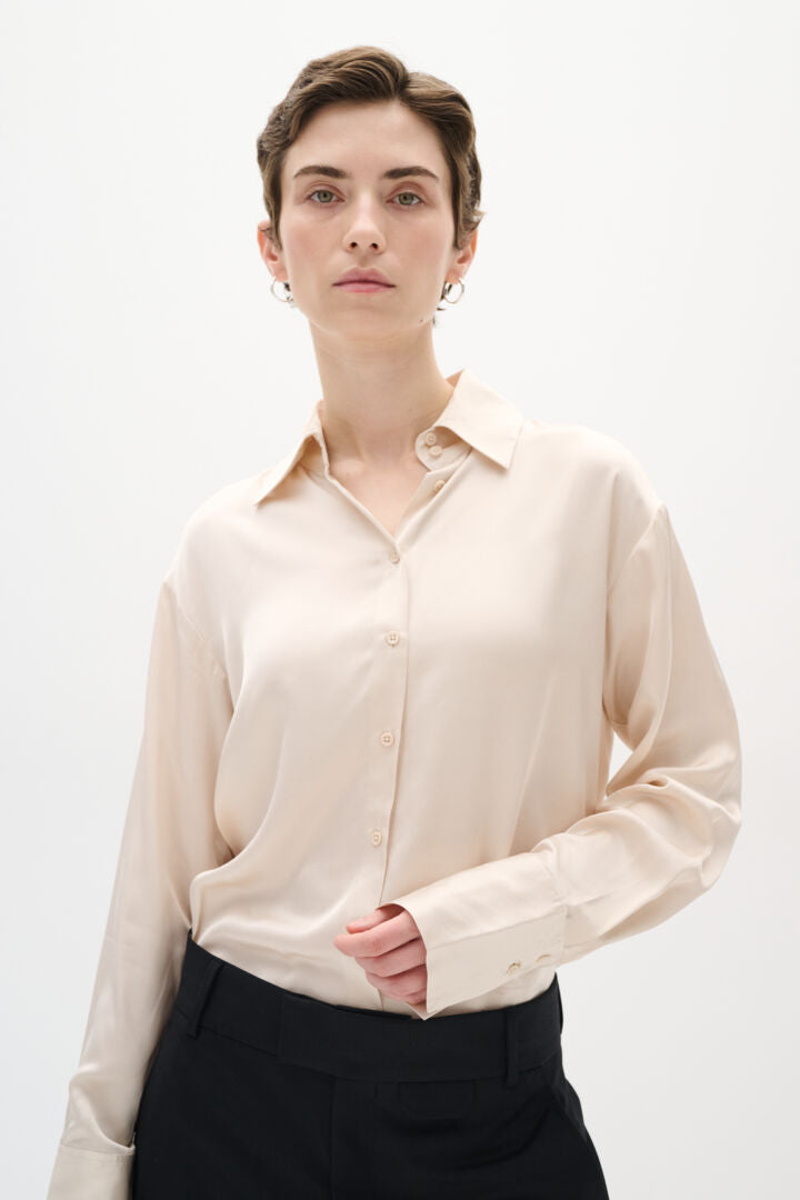 Chemise en satin avec ourlets aux poignets