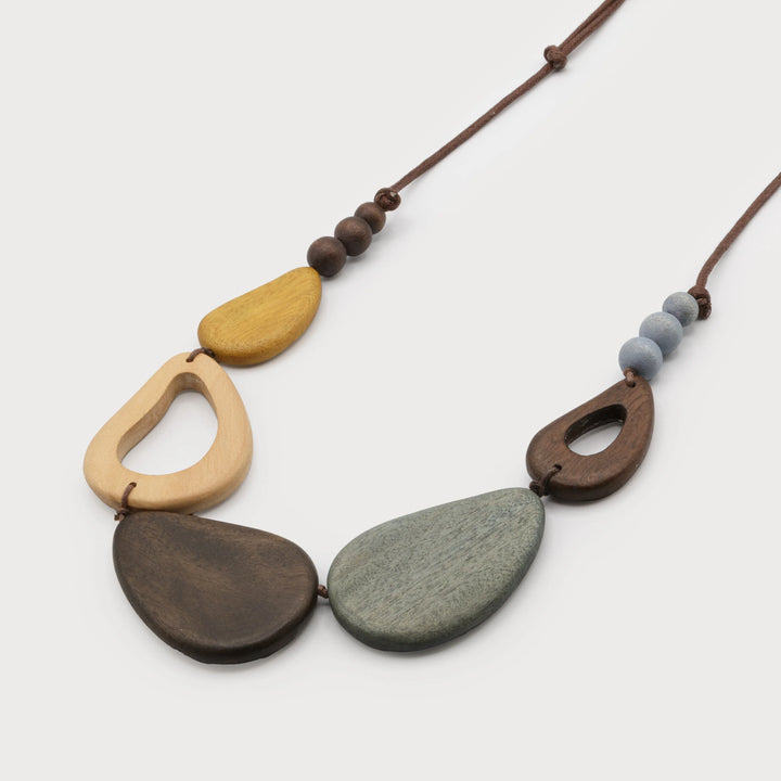 Collier de pièces de bois assorties sur cordon réglable