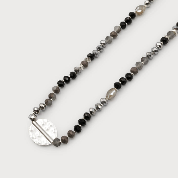 Collier long orné de perles de verre et d’une pièce martelée