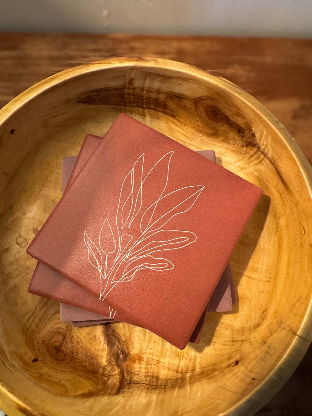 Ensemble de quatre sous-verres à motif de fleurs