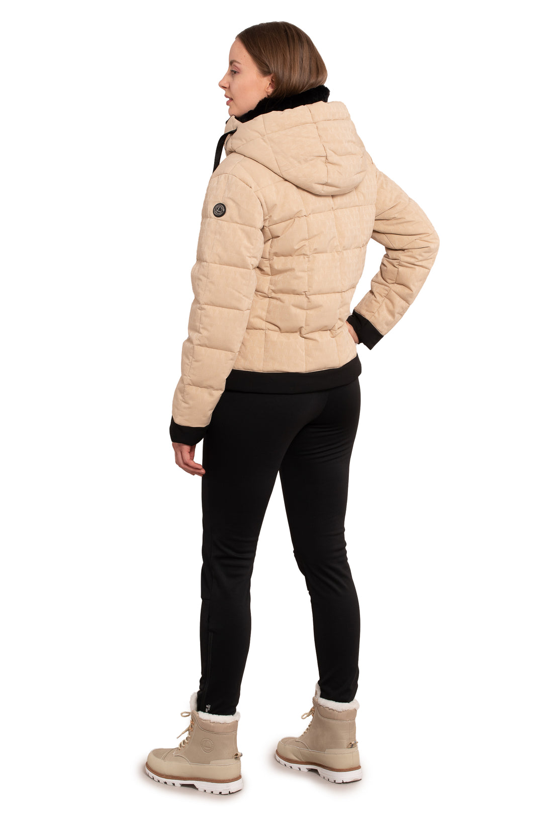 Manteau puffer court rehaussé d'accents noirs