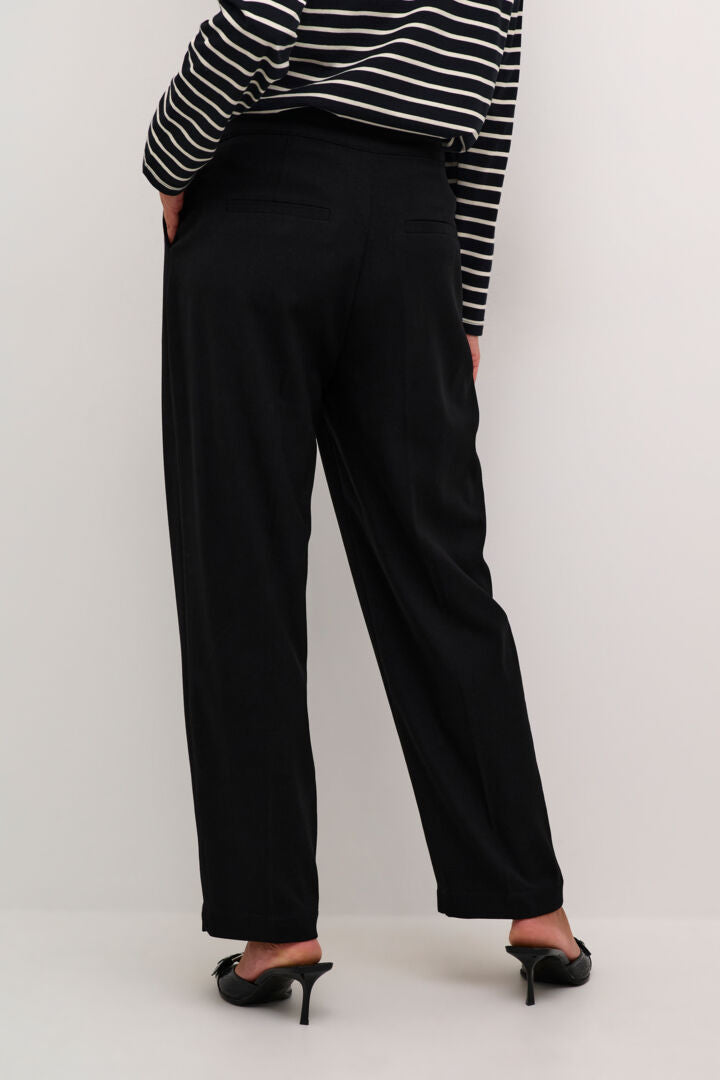 Pantalon de tailleur décentré