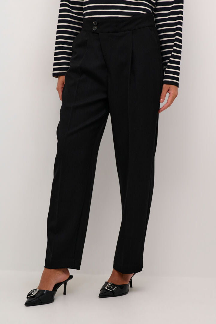 Pantalon de tailleur décentré