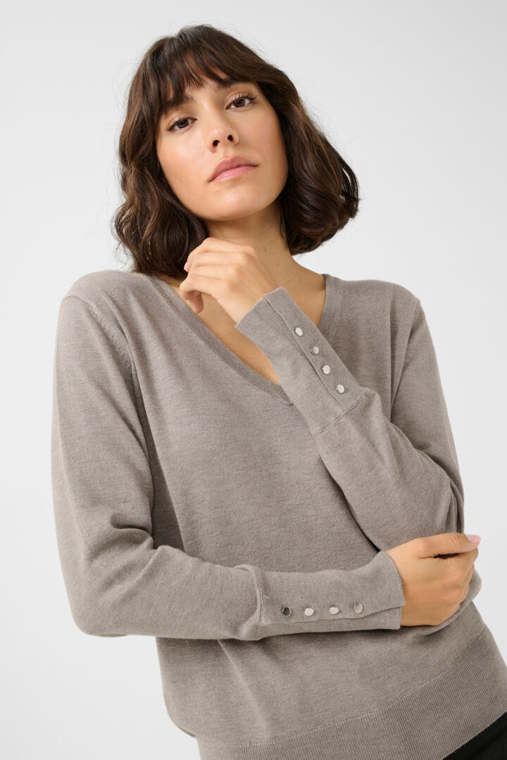 Pull avec boutons aux poignets