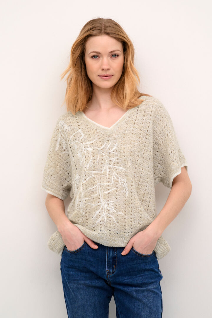 Tricot avec broderies